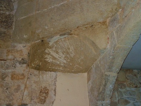 La trompe décorée d'une coquille sous l'escalier de la maison