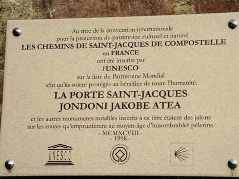 Une plaque qui trompe les visiteurs de ce monument Une plaque qui trompe les visiteurs de ce monument