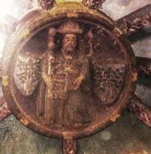 A la clé de voûte du choeur, saint Jacques et les blasons de la confrérie des jardiniers A la clé de voûte du choeur, saint Jacques et les blasons de la confrérie des jardiniers