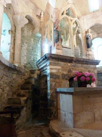 L'autel surmonté du tombeau, à gauche, l'escalier permettant d'en approcher et au-dessus, les statues des saints Just et Pasteur.