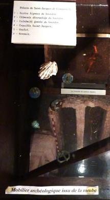 Une vitrine dans l'église présente les vestiges trouvés dans une tombe et les attribue à un pèlerin de Compostelle Une vitrine dans l'église présente les vestiges trouvés dans une tombe et les attribue à un pèlerin de Compostelle