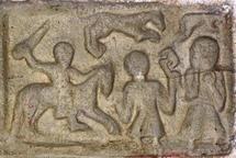 Ce cavalier sur un linteau de porte signe-t-il un lien avec Compostelle ? Ce cavalier sur un linteau de porte signe-t-il un lien avec Compostelle ?