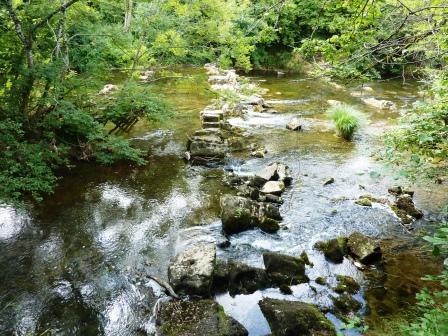Le gué de Quinquil, à l'abandon, hors de tout cheminement pèlerin Le gué de Quinquil, à l'abandon, hors de tout cheminement pèlerin