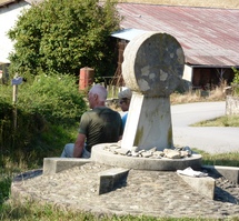 Pèlerins assis sur le socle de la croix de Gibraktar