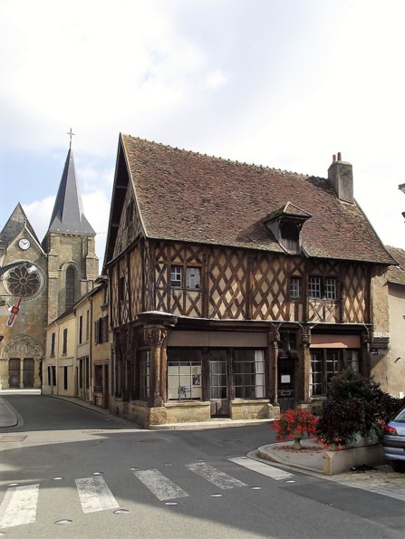 Levroux, maison de bois et collégiale. Photo Wikipedia : Par MechantCerbere — Travail personnel, CC BY-SA 3.0,