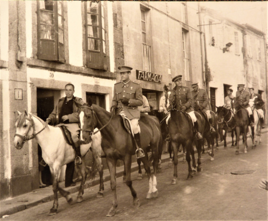Henri Roque et le commandant Cazaleis chevauchant dans Compostelle en 1963