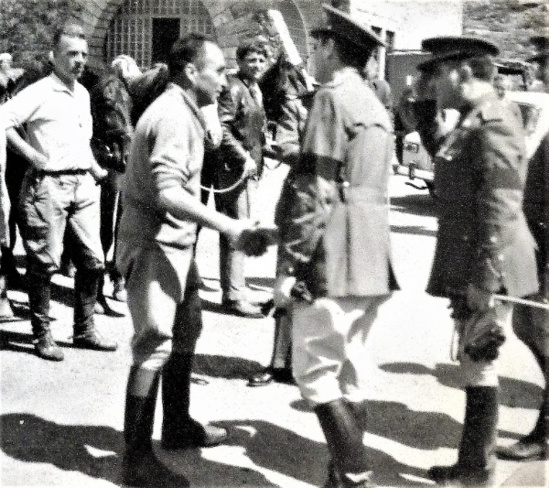 Au col du Somport, Henri Roque salue des officiers espagnols, René de La-Coste est au 2e plan