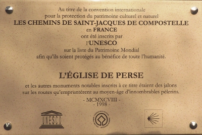 Exemple de plaque apposée sur un monument. L'église de Perse n'est pas un monument-jalon. Elle aurait mérité de l'être.