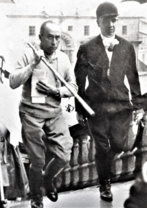 Henri Roque et René de La Coste entrant dans la cathédrale de Compostelle en 1965 Henri Roque et René de La Coste entrant dans la cathédrale de Compostelle en 1965