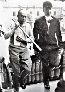Henri Roque et René de La Coste entrant dans la cathédrale de Compostelle en 1965