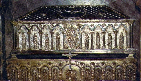 L'urne contentant les ossements découverts en 1879 L'urne contentant les ossements découverts en 1879