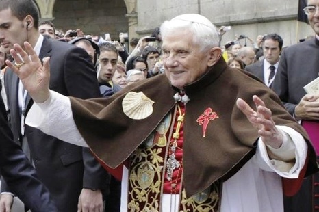 Benoît XVI revêtu d'une cape de pèlerin à Compostelle le 6 novembre 2010