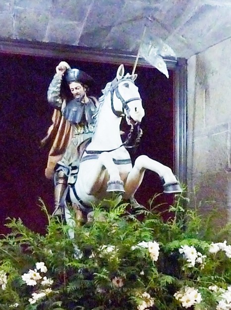 La statue du Matamore pieusement fleurie