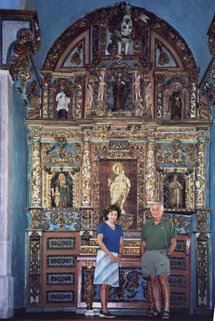 Jaime et Mercedes devant le retable de la chapelle bleue