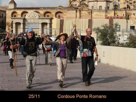 Arrivés à Cordoue, sur le pont romain, Gabrielle, entourée de Jean-François et André venus de Compostelle Arrivés à Cordoue, sur le pont romain, Gabrielle, entourée de Jean-François et André venus de Compostelle