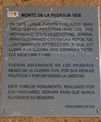 Plaque commémorative sur la stèle Plaque commémorative sur la stèle