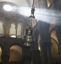 L'énorme encensoir (haut. 1,50m.), dit Botafumeiro, (boîte à fumée)