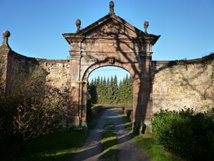 Le portail, vestige de l'abbaye (Wikipedia)