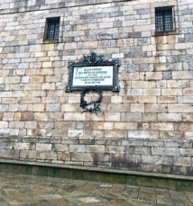 Plaque mémoriale, place Quintana Plaque mémoriale, place Quintana