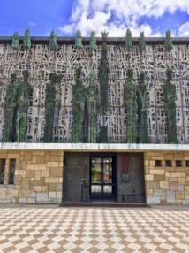 La façade de la Virgen del Camino La façade de la Virgen del Camino