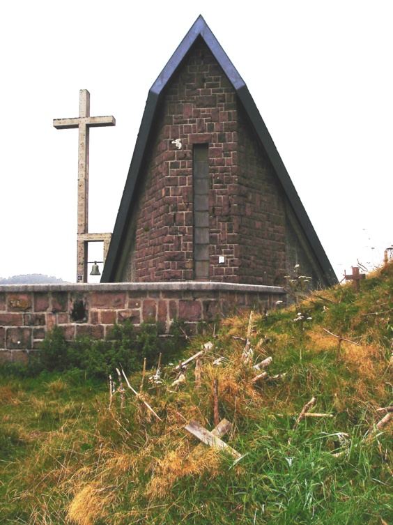 Au col d'Ibaneta, la chapelle et la croix de Charlemagne (1965) Au col d'Ibaneta, la chapelle et la croix de Charlemagne (1965)