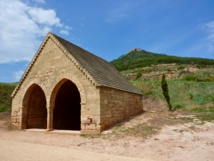 La colline de Monjardin; Au premier plan une fontaine, au bord du Camino