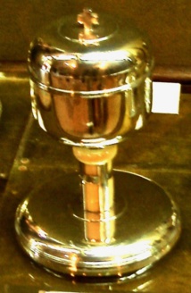 Connu sous le nom de " calice du maréchal ", le ciboire offert au nom du maréchal Pétain Connu sous le nom de " calice du maréchal ", le ciboire offert au nom du maréchal Pétain