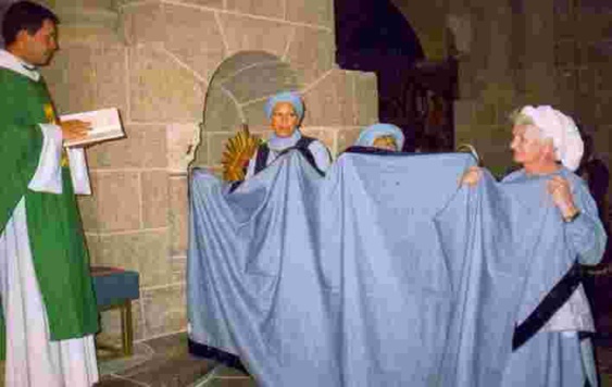 L'offrande d'un tapis d'autel dans la chapelle des rois de France