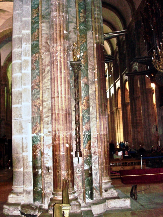 Le bourdon de saint Jacques dans la cathédrale