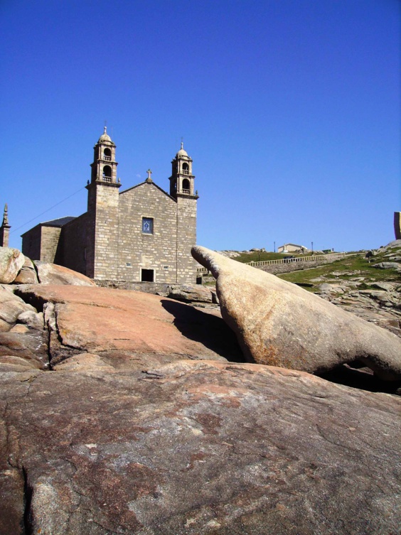 ND de la Barca au premier plan la coque renversée de la barque de la Vierge ND de la Barca au premier plan la coque renversée de la barque de la Vierge