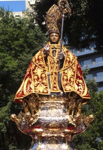 Statue de saint Firmin portée en procession un 7 juillet,  jour de la fête locale