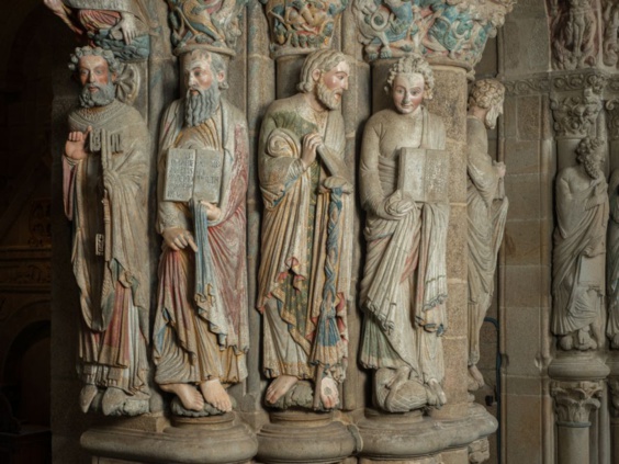 Pierre, Paul, Jacques et Jean au Portail de la Gloire restauré (photo Miguel Tain)