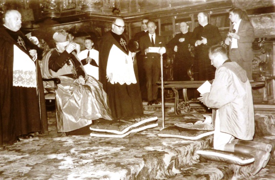 Henri Roque lit la prière d'offrande des pèlerins français Henri Roque lit la prière d'offrande des pèlerins français