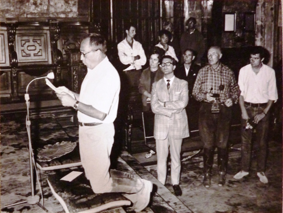 1965, Henri lit l'offrande à saint Jacques à l'issue de la chevauchée qu'il avait promise en 1963