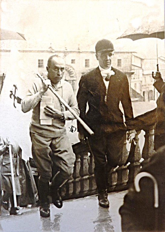 Le Comte et Henri entrant dans la cathédrale à l'issue de la chevauchée de 1965