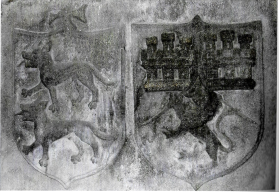 Ecus sur la tour du roi de France (cl. auteur) Ecus sur la tour du roi de France (cl. auteur)