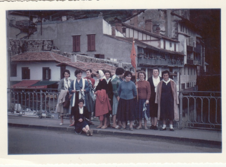 Les pèlerines à Saint-Jean-Pied-de-Port (cl. abbé Jammet) Les pèlerines à Saint-Jean-Pied-de-Port (cl. abbé Jammet)