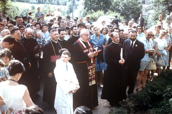 La foule devant la stèle