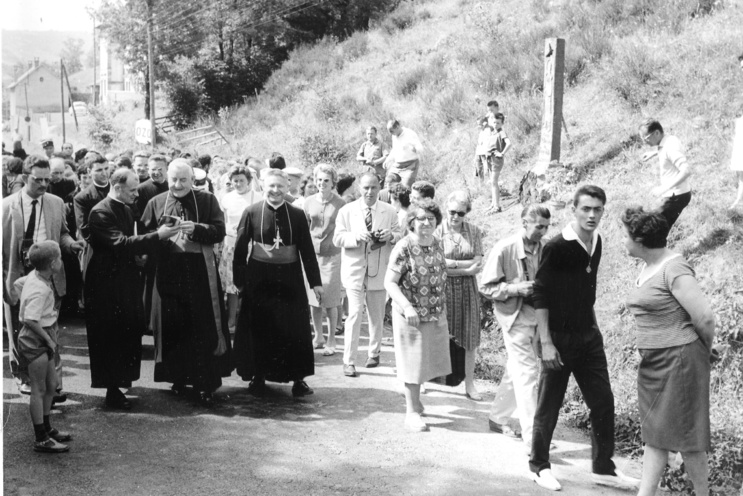 Après la bénédiction, le retour de la procession. L'abbé Jammet présente à Mgr Quiroga le document souvenir de cette journée. A droite, Mgr Pouchet
