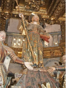 Au sommet du baldaquin, l'apôtre Jacques Au sommet du baldaquin, l'apôtre Jacques