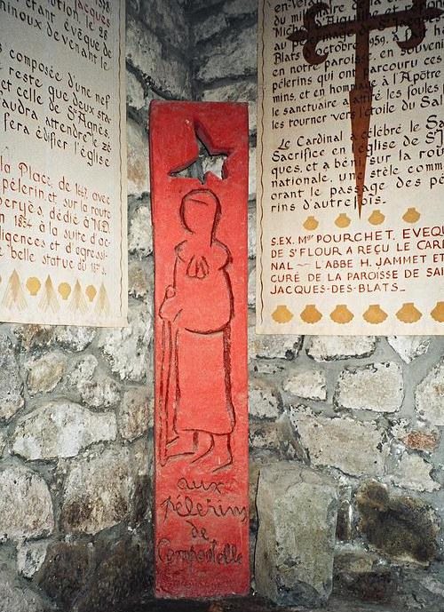 La stèle dans le narthex de l'église