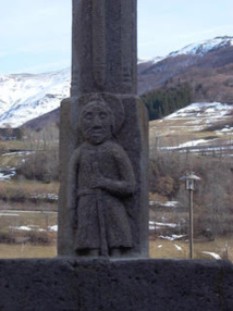 Le pèlerin sculpté sur le fut de la croix
