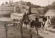 Sur son cheval blanc, Henri Roque sort de son Centre équestre