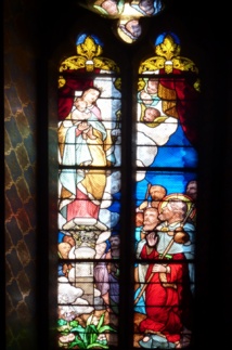 A Saragosse, saint Jacques et ses rares disciples sont encouragés par la Vierge qui leur appararaît (vitrail de l’église Saint-Victor offert par Mr. J. Mauran en 1880-1882) (cl. OT Montesquieu)