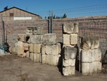 Pierres récupérées de Saint-Jacques du Bourg(cl. D. Moulis) Pierres récupérées de Saint-Jacques du Bourg(cl. D. Moulis)