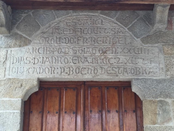 Tympan porte latérale de l'église du cimetière de Noia. « Cette église fut édifiée et consacrée par le frère Béranger, archevêque de Saint-Jacques, le 28e jour du mois de janvier, de l’ère 1365 (1327), et l'administrateur de cette oeuvre fut Pedro Bochon ».