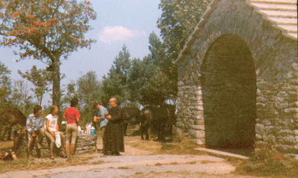 Elias Valina accueillant Denise Péricard-Méa à O Cebreiro en 1982 Elias Valina accueillant Denise Péricard-Méa à O Cebreiro en 1982