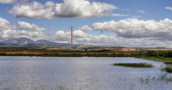 Le lac est la plaine de Logroño. Au dernier plan, sur la ligne de crête on devine le chateau de Clavijo représenté ci-dessous.