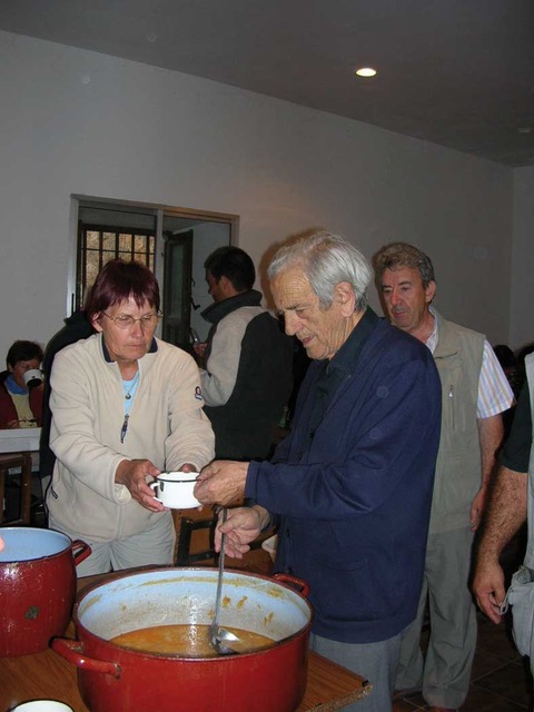 José Maria Alonso offre sa fameuse soupe de pain à l’ail aux pèlerins. Photo de Xacopedia, avec l’aimable autorisation de José Vilaboa.