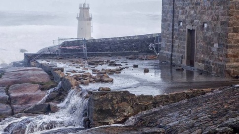 La mer virulente a détruit le parapet frontal du parvis de Notre-Dame-de-la-Barque,